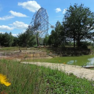 de oude schotelantenne is prominent aanwezig