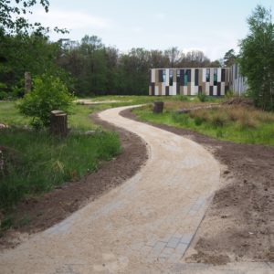 slingerpad tussen schotel en bedrijfsgebouw