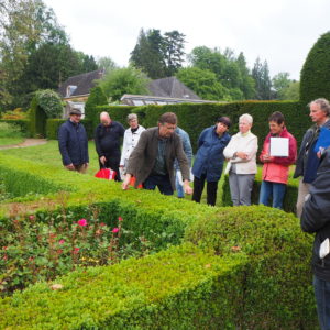 Vrijwilligers in Historisch Groen op buitenplaats Voorstonden